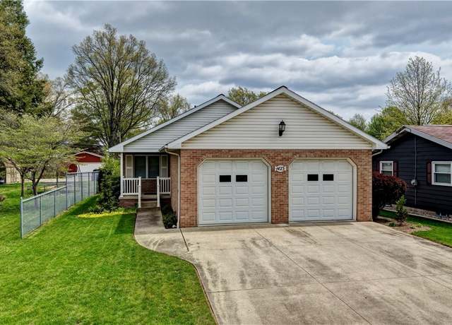 Property at 1423 N Wooster Ave, Dover, OH 44622, 2 beds, 2.5 baths