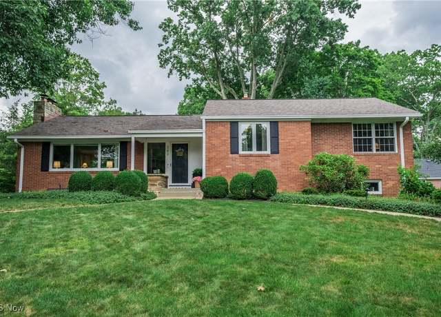 Property at 289 Tanglewood Dr SW, North Canton, OH 44720, 3 beds, 3.5 baths