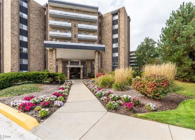 Property at 2202 Acacia Park Dr, Lyndhurst, OH 44124, 1 bed, 1.5 baths