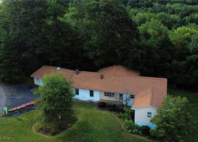 Property at 300 Eastlawn Cir, Zanesville, OH 43701, 4 beds, 2.5 baths