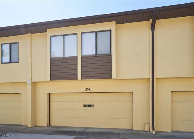 Property at 1050 Hampton Ridge Dr, Akron, OH 44313, 2 beds, 2.5 baths