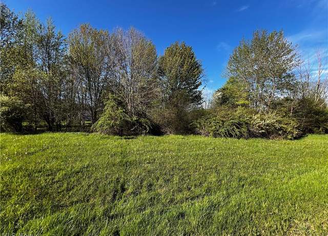 Property at 952 Lunar Ln, Roaming Shores, OH 44085