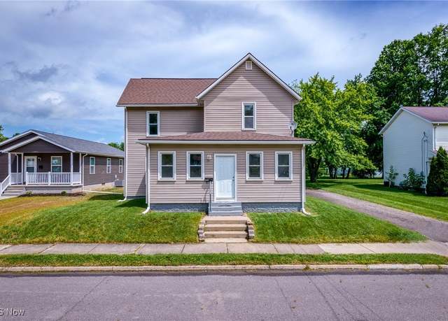 Property at 1014 Noble St E, Alliance, OH 44601, 3 beds, 1.5 baths