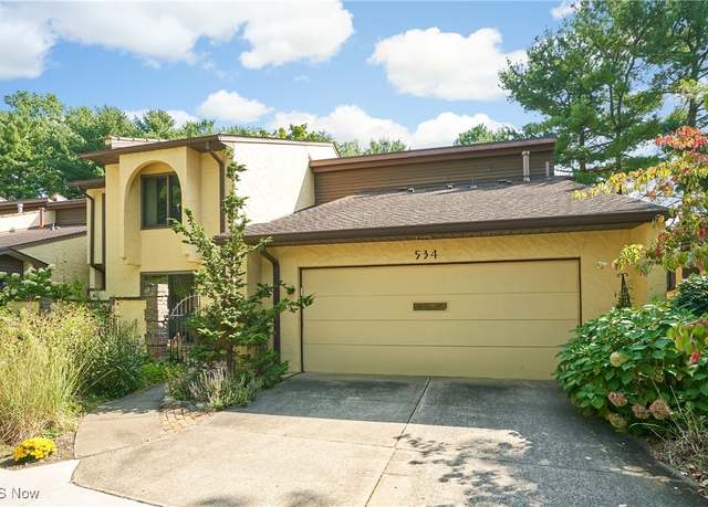 Property at 534 Hampton Ridge Dr, Akron, OH 44313, 3 beds, 2.5 baths
