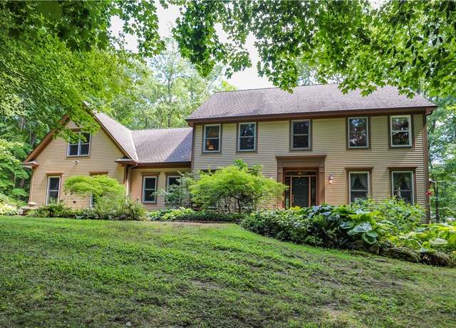 Property at 831 Meadowbrook Dr, Aurora, OH 44202, 5 beds, 5.5 baths