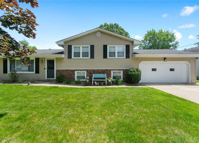 Property at 149 Country Green Dr, Austintown, OH 44515, 3 beds, 1.5 baths