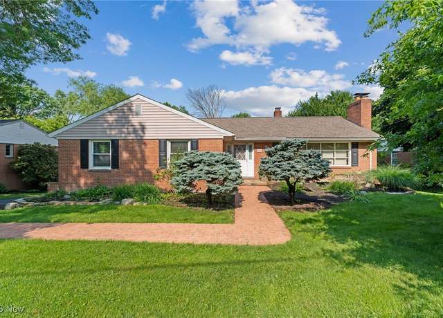 Property at 923 Hillcrest Ave SW, North Canton, OH 44720, 3 beds, 2.5 baths