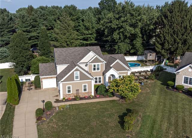Property at 8259 Buckingham Cir NW, Massillon, OH 44646, 5 beds, 3 baths