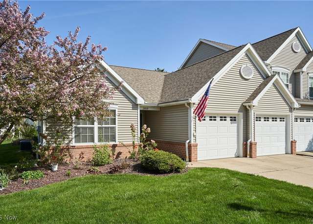 Property at 2809 Stratford Cir, Akron, OH 44312, 2 beds, 2 baths