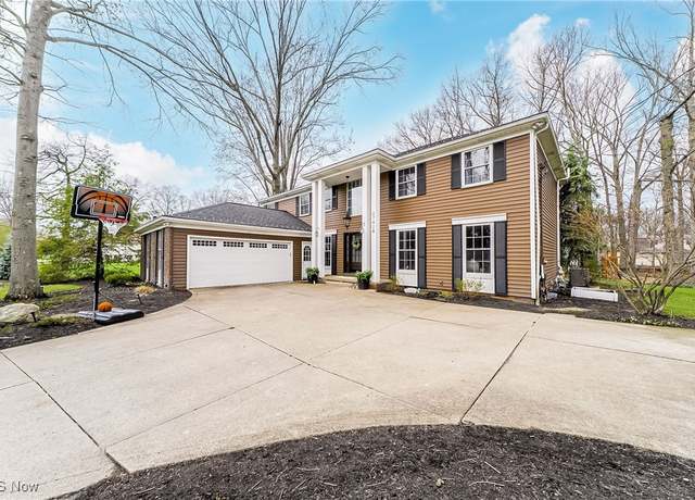 Property at 27428 Dellwood Dr, Westlake, OH 44145, 4 beds, 2.5 baths