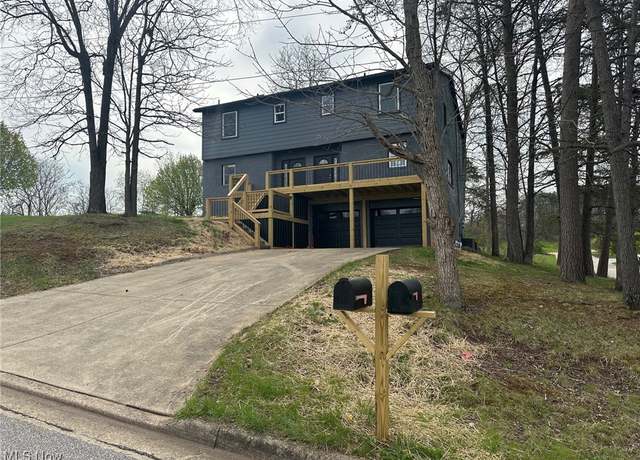 Property at 1113 Hillcrest St, Parkersburg, WV 26101, 4 beds, 3 baths