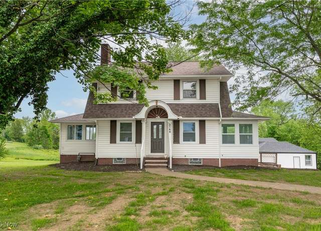 Property at 3144 Waynesburg Dr SE, Canton, OH 44707, 3 beds, 2 baths