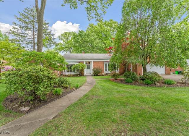 Property at 1116 Fair Oaks Ave SW, North Canton, OH 44720, 3 beds, 3 baths
