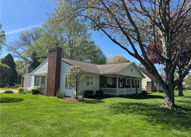 Property at 930 E 4th St, Dover, OH 44622, 3 beds, 2 baths