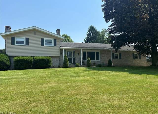 Property at 3005 Chaucer Dr NE, Canton, OH 44721, 3 beds, 2.5 baths