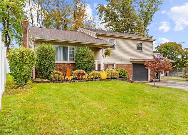 Property at 2922 Eldora Dr, Youngstown, OH 44511, 3 beds, 2 baths