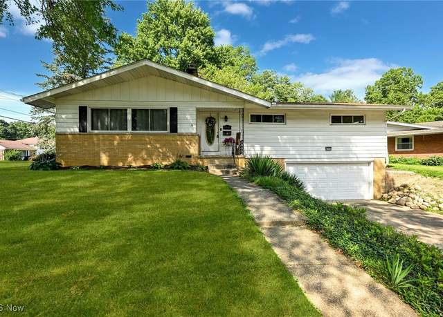 Property at 1941 Oakridge Dr, Akron, OH 44313, 3 beds, 2 baths