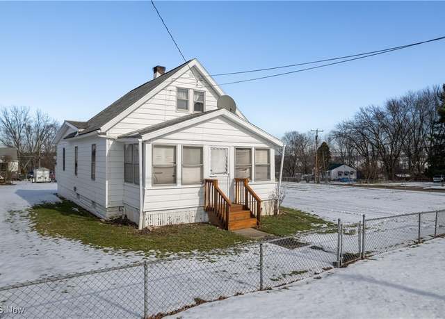 Property at 1075 Prospect St, Barberton, OH 44203, 3 beds, 1 bath