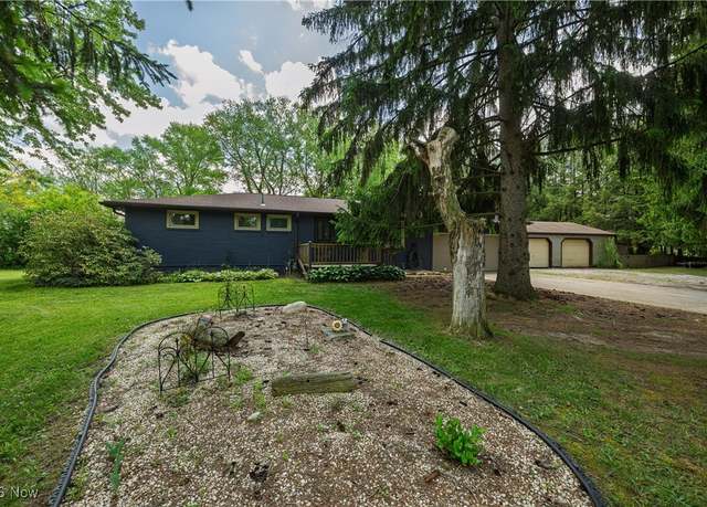 Property at 3610 Donegal Dr NE, Canton, OH 44721, 3 beds, 2.5 baths