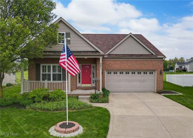 Property at 221 Gatwick Grove Cir, Wadsworth, OH 44281, 3 beds, 2 baths
