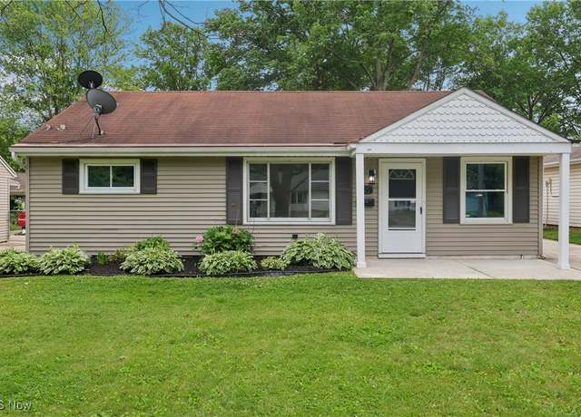 Property at 984 Oakwood Dr, Elyria, OH 44035, 3 beds, 1.5 baths