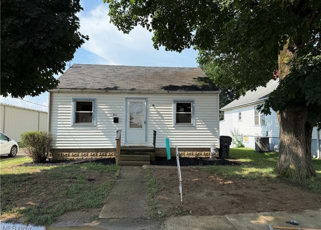 Property at 218 Vine St, Coshocton, OH 43812, 3 beds, 1 bath
