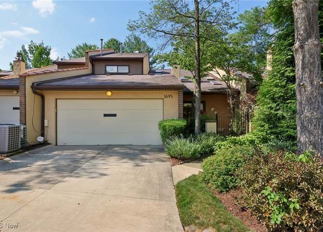 Property at 1695 Brookwood Dr, Akron, OH 44313, 3 beds, 3.5 baths
