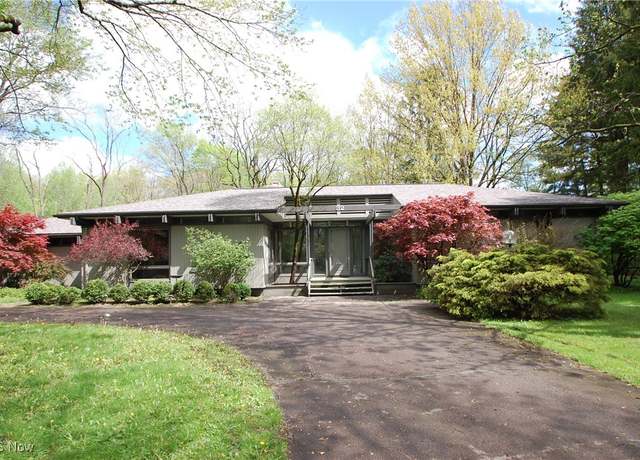 Property at 32 Audubon Ln, Poland, OH 44514, 3 beds, 2.5 baths