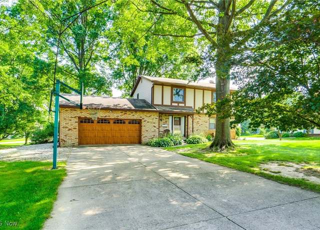 Property at 10154 Carlswood Ave NE, Hartville, OH 44632, 4 beds, 1.5 baths