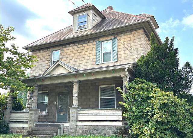 Property at 255 E Park Ave, Columbiana, OH 44408, 3 beds, 2 baths