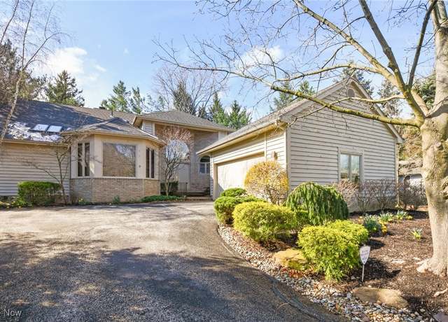 Property at 9 Longmeadow Ln, Beachwood, OH 44122, 2 beds, 2.5 baths