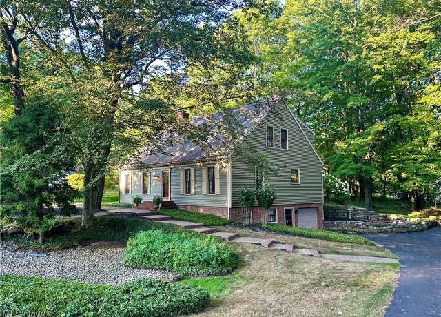 Property at 1311 Stonington Dr, Youngstown, OH 44505, 3 beds, 2.5 baths