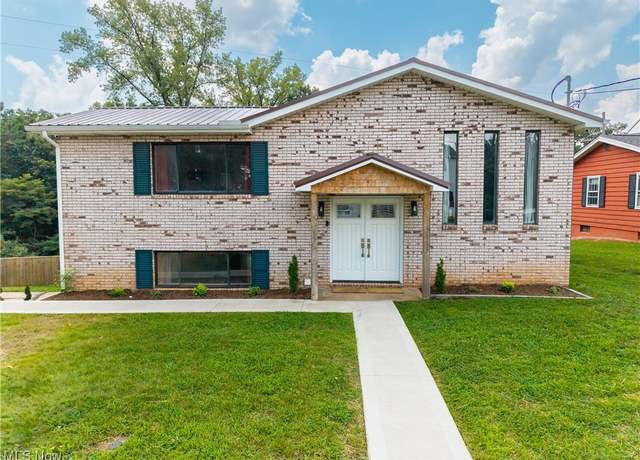Property at 1724 Forest Hills Dr, Vienna, WV 26105, 4 beds, 2 baths