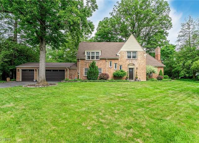 Property at 7894 Oakhurst Cir, Brecksville, OH 44141, 3 beds, 3.5 baths