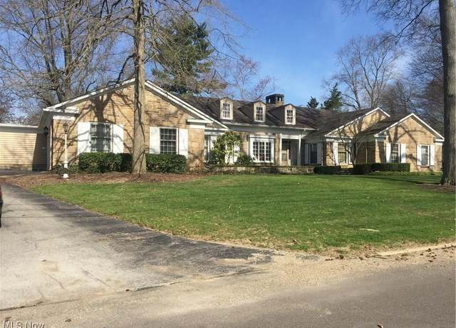 Property at 409 Country Club Dr NE, Howland, OH 44484, 3 beds, 4 baths