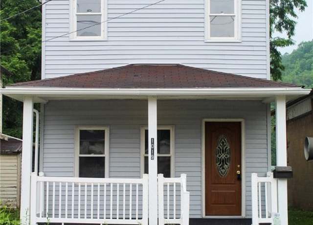 Property at 1019 Commerce St, Wellsville, OH 43968, 3 beds, 2 baths