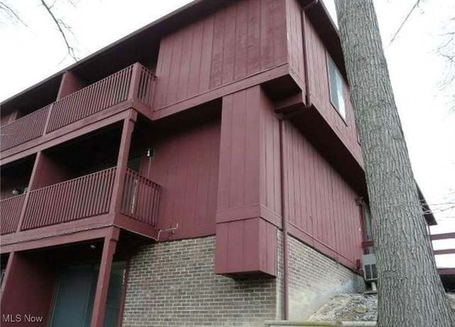 Property at 7517 Creekwood Dr, North Royalton, OH 44133, 2 beds, 2.5 baths