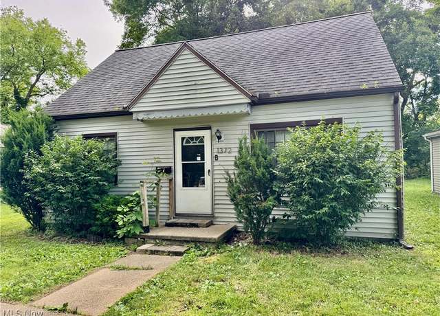 Property at 1372 Frederick Blvd, Akron, OH 44320, 3 beds, 1 bath