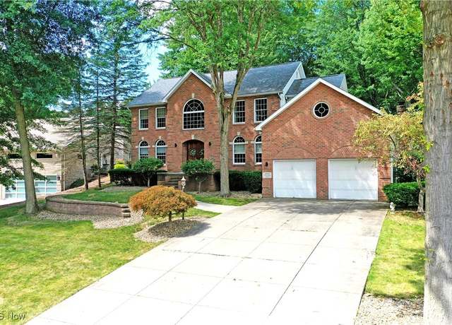 Property at 2248 Crestmont Dr, Girard, OH 44420, 3 beds, 2.5 baths