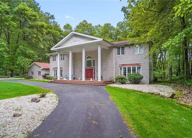 Property at 8650 Hidden Hills Dr SE, Howland, OH 44484, 4 beds, 4 baths