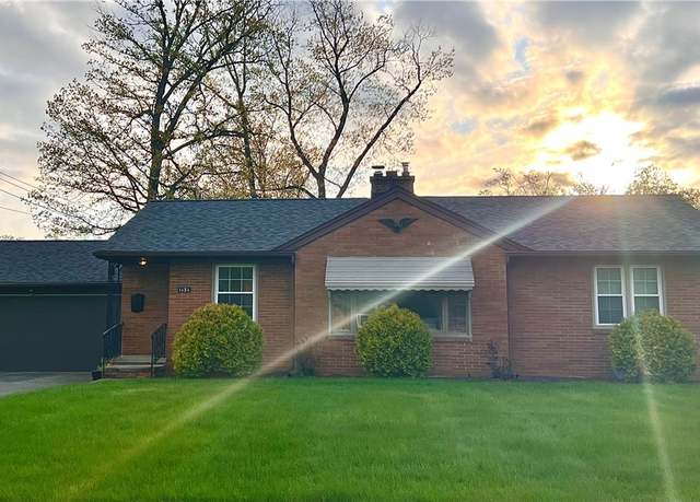Property at 1131 Guarnieri Dr NE, Warren, OH 44483, 3 beds, 2.5 baths
