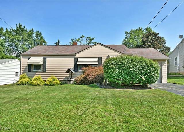 Property at 424 Powers Ave, Girard, OH 44420, 3 beds, 1.5 baths