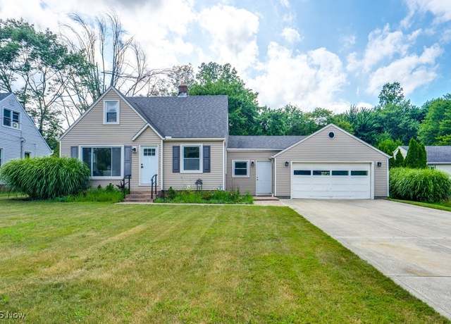 Property at 6580 Crossview Rd, Seven Hills, OH 44131, 3 beds, 1.5 baths