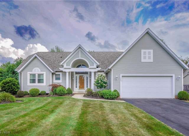 Property at 304 Auburn Oaks Dr, Wadsworth, OH 44281, 2 beds, 2 baths