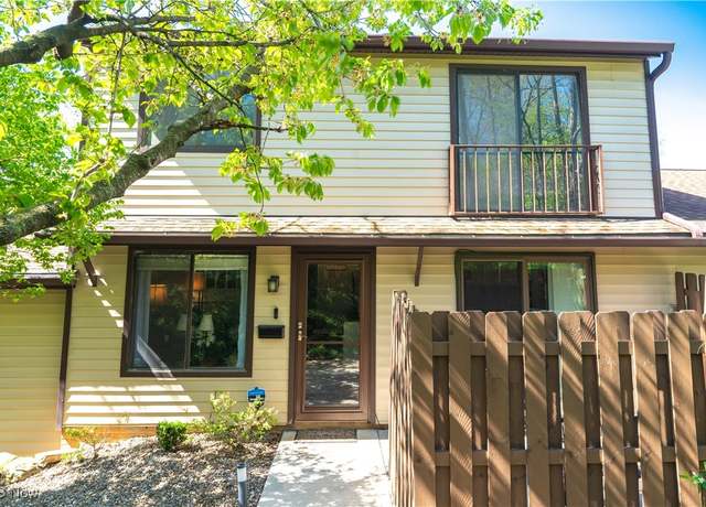 Property at 15150 Pine Valley Trl, Middleburg Heights, OH 44130, 2 beds, 1.5 baths