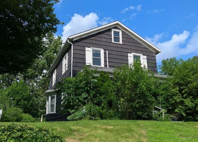 Property at 318 S Canal St, Canal Fulton, OH 44614, 3 beds, 1 bath