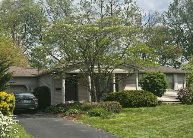 Property at 2284 Venloe Dr, Poland, OH 44514, 3 beds, 2 baths