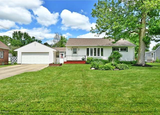 Property at 828 Greenlawn Ave NW, Warren, OH 44483, 2 beds, 1.5 baths