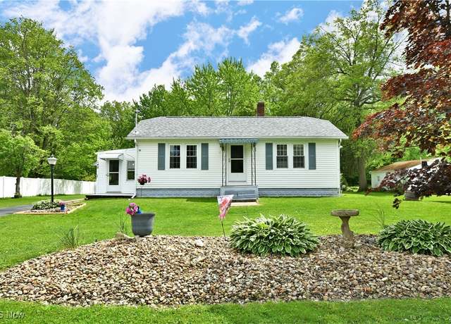 Property at 140 Raymond Ave NW, Warren, OH 44483, 2 beds, 1.5 baths
