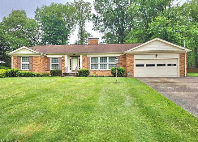 Property at 3104 Meadow Ln NE, Warren, OH 44483, 3 beds, 2.5 baths